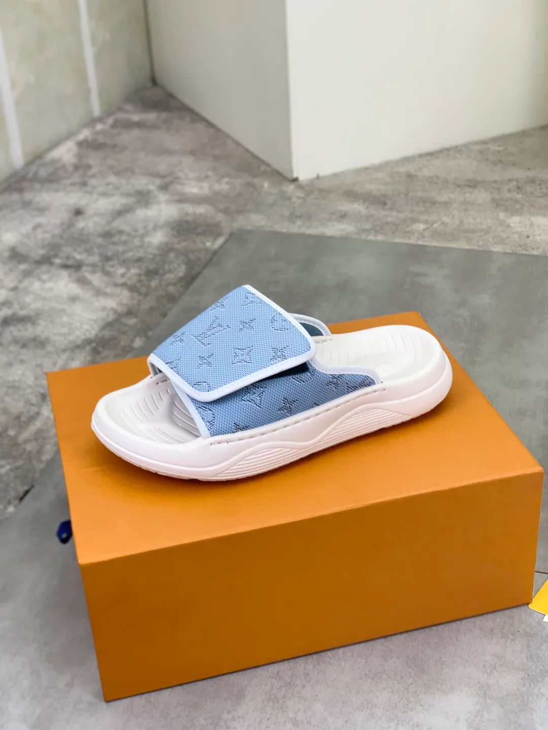 Men's shoes 💰P320💰【New style】🆘 Original quality 【LOUIS VUITTON】The popular Louis Vuitton LV men's slippers on the official website are on sale simultaneously! Original fabric imported from Italy. Original bottom provided by the original factory. Number of yards: 38-44 (customized to 45). Multiple colors to choose from. Fully packaged drawer box.